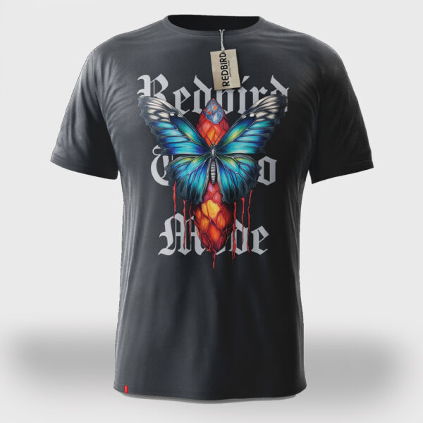 Schmetterling Kokon Bunt Tattoo Unisex T-Shirt von Redbird Tattoo Mode in schwarz. Von XS-3XL. großer print auf der vorderseite und ein kleiner print auf der rückseite